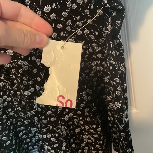 Black Boho-Chic top with flowers size medium. NWT - Picture 4 of 4